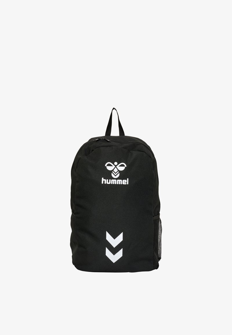 Sac à dos Hummel noir avec logo blanc et deux flèches blanches pointant vers le bas, fermeture éclair noire et poche latérale en filet sur fond blanc.