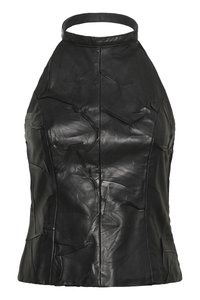 Svart lær halterneck topp med en rynket tekstur, tettsittende silhuett og høy hals med en flat stropp. Sømdetaljer langs sidene.