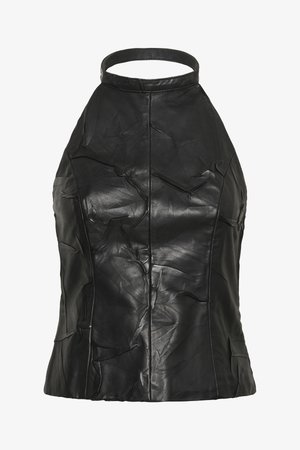 Haut en cuir noir sans manches avec une texture froissée, une silhouette ajustée et un col haut avec une sangle plate. Couture le long des côtés.