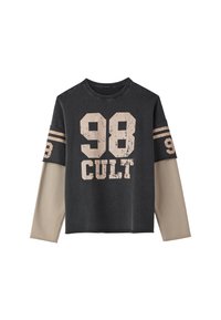 Camicia a maniche lunghe nera e beige con la scritta "98 CULT" stampata sul davanti e sulle maniche, caratterizzata da un design a maniche sovrapposte.