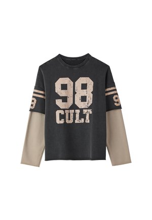 Camicia a maniche lunghe nera e beige con la scritta "98 CULT" stampata sul davanti e sulle maniche, caratterizzata da un design a maniche sovrapposte.