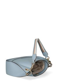 Borsa a tracolla in pelle blu chiaro con una forma strutturata, bordature marroni e accessori in oro. Dotata di una larga tracolla a righe. Interno aperto visibile.