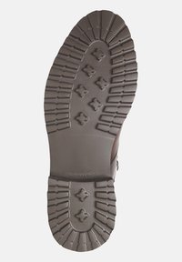 Gumová podrážka s hlubokým vzorkem pro lepší trakci, v šedé barvě s texturovanými vzory, označená nápisem "GOMOSO LIGHT".