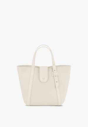 Crème leren totebag met een gestructureerde vorm, platte handvatten en een omslagsluiting. Bevat minimale accenten van goudkleurig beslag.