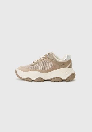Sneaker beige con materiali in rete e suede, forma arrotondata, dettagli testurizzati, lacci tonali e una suola spessa e ondulata.