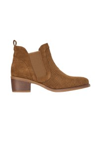 Brun ruskindsankelstøvle med lav, stablet hæl, perforeret tåområde, elastisk sidespanel og trækflig bagpå.