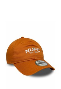 Orange Kappe aus Baumwolle mit weißer gestickter Aufschrift "NUFC" und "EST. 1892." Verstellbarer Riemen mit rundem Logo auf dem Schirm.