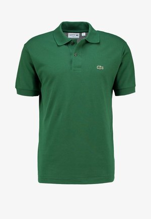 Camisa polo verde de tela de punto con cuello, cierre de dos botones, mangas cortas y un pequeño logo bordado en el pecho.