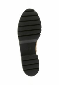 Suola di scarpa in gomma nera con scanalature orizzontali per la trazione, con una leggera curvatura nella punta e il nome del marchio impresso vicino al tallone.