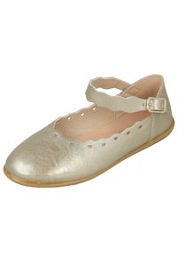 Bailarinas metálicas doradas con puntera redondeada, correa ajustable en el tobillo, bordes ondulados y detalles troquelados en los laterales. Textura suave.