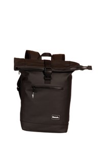 Zwarte roll-top rugzak gemaakt van duurzaam materiaal. Heeft een voorvak met rits, verstelbare schouderbanden en een opvallend logo aan de zijkant.