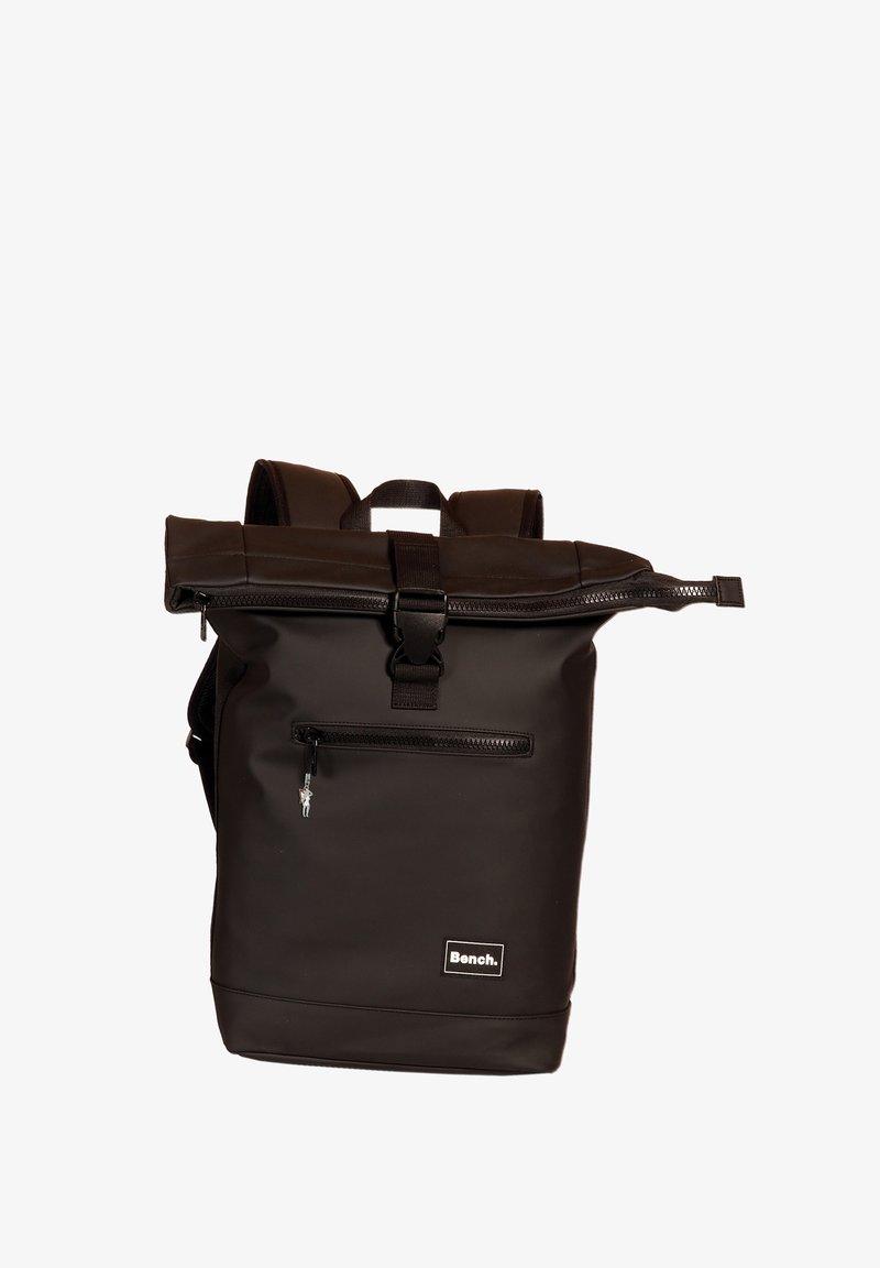 Zwarte roll-top rugzak gemaakt van duurzaam materiaal. Heeft een voorvak met rits, verstelbare schouderbanden en een opvallend logo aan de zijkant.