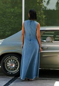 Denim maksikleit, millel on sääretu disain, tagumine läbitegema ja kaldeniited. Kanna madala kontsaga sandaale klassikalise auto läheduses.