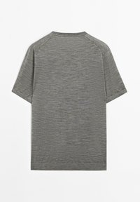 Grå kortærmet t-shirt med en tekstureret overflade, rund hals og raglanærmer. Enkel design, ingen synlige mønstre eller detaljer.