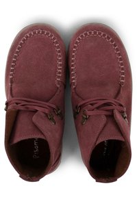 Stivali alla caviglia in suede borgogna con un motivo cucito, lacci piatti e occhielli in metallo. Texture morbida e design della punta arrotondata.