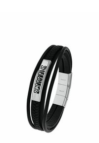Bracciale in pelle nera a più bande con chiusura in argento e una placca metallica incisa con la scritta "SCORPIONS."