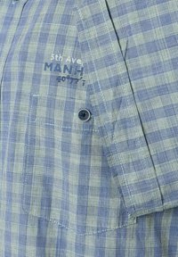 Button-up Hemd mit blau-cream kariertem Muster, leichtem Stoff, einer einzigen Brusttasche und einem auf der Vorderseite aufgedruckten Logo.