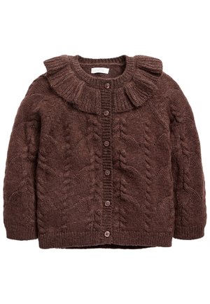 Brun strikket babycardigan med kabelstrikmønstre, knaplukning foran, lange ærmer og en flæset krave.