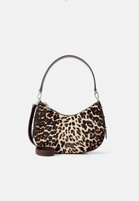 Bolso con estampado de leopardo en tela suave con diseño curvado, correa de cuero marrón y herrajes plateados. Cuenta con cierre de cremallera y flecos laterales.