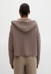 Cropped sweater in zachte bruine tricot, met een grote capuchon, geribbelde textuur en losse pasvorm, met subtiel geplooemde zoom en lange mouwen.