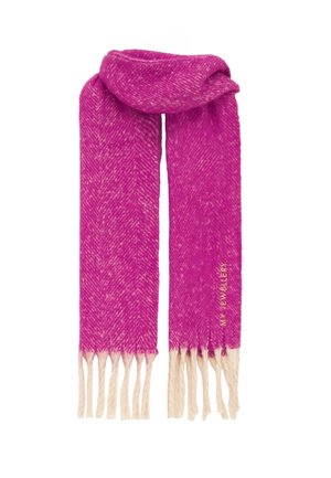 Felroze geweven sjaal met crèmekleurige kwastjes aan de uiteinden, bovenaan gevouwen, met kleine gouden tekst "MY JEWELLERY" vlak bij de franjes.