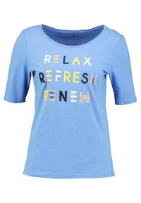 Vaaleansinisestä puuvillasta valmistettu lyhythihainen T-paita. Edessä rohkeat, moniväriset tekstit: "RELAX REFRESH RENEW". Pyöreä kaula-aukko.