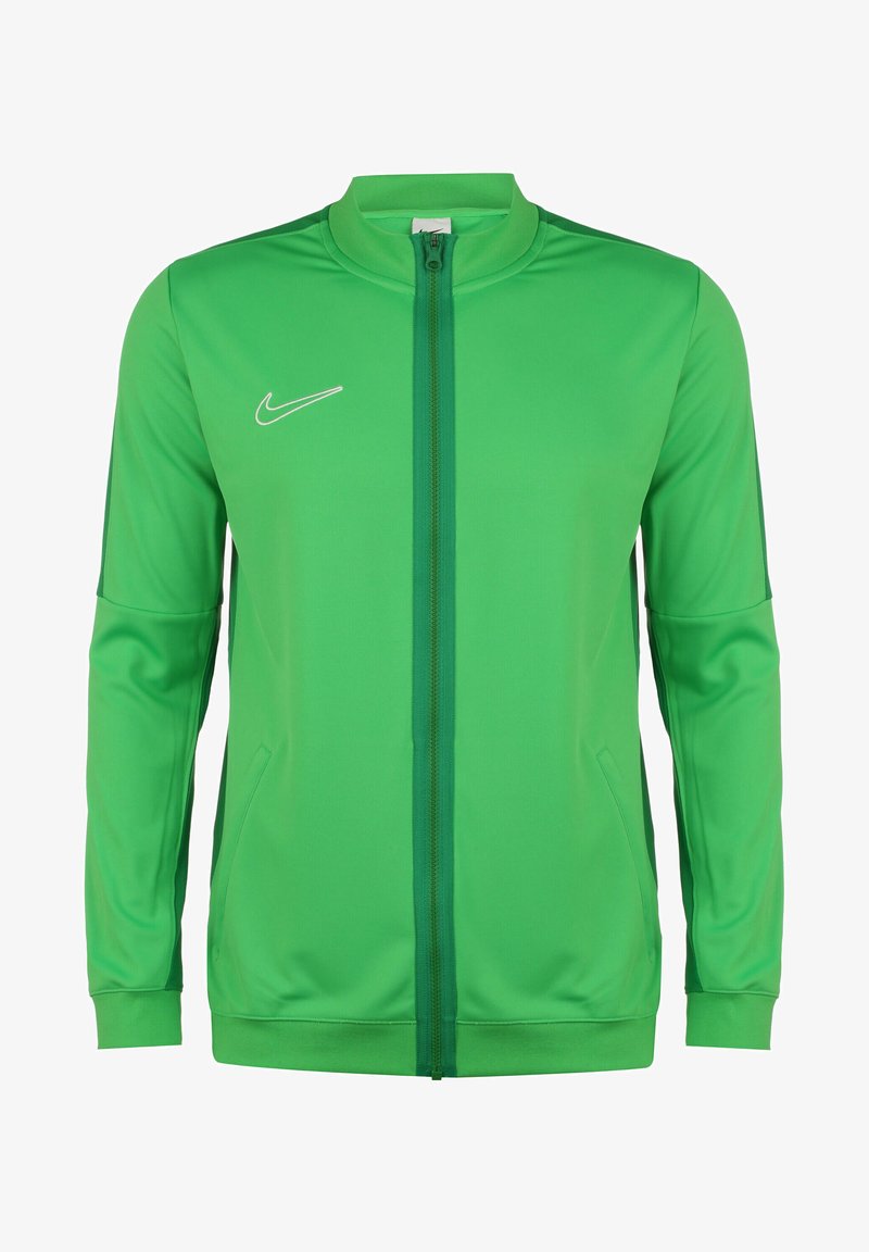 Groene Nike trainingsjack met een volledige rits aan de voorkant, staande kraag, zijzakken en witte logodetails op de linkerkant van de borst. Soepele textuur.