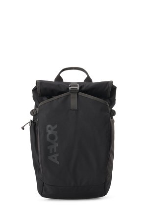 Schwarzer Rucksack mit Rolltop, vorderer Schnalle, seitlicher Netztasche und vertikalem AEVOR-Logo auf der Vorderseite.