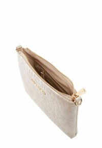 Pochette en cuir beige avec logos embossés, quincaillerie dorée, fermeture éclair et compartiment intérieur. Texture lisse et design compact.