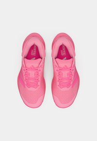 Ζευγάρι φωτεινά ροζ αθλητικά παπούτσια Adidas με κορδόνια, φτιαγμένα από πάνω σε λευκό φόντο.