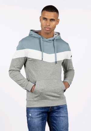Hoodie mit hellblauen, weißen und grauen Paneelen. Aus weichem Material gefertigt, mit einer frontalen Tasche und einer verstellbaren Kapuze.