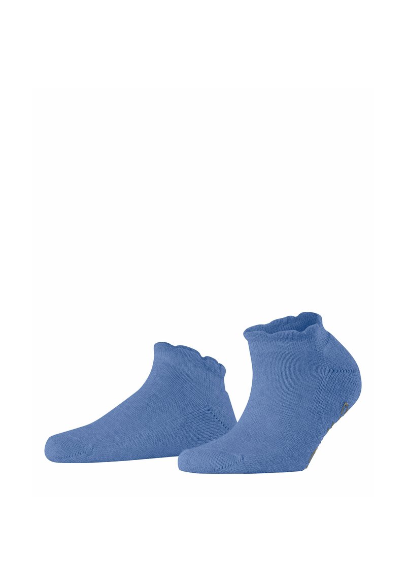 Chaussettes de cheville bleues avec un bord supérieur festonné, fabriquées en coton doux, présentant une texture lisse et des zones de orteil et de talon renforcées.