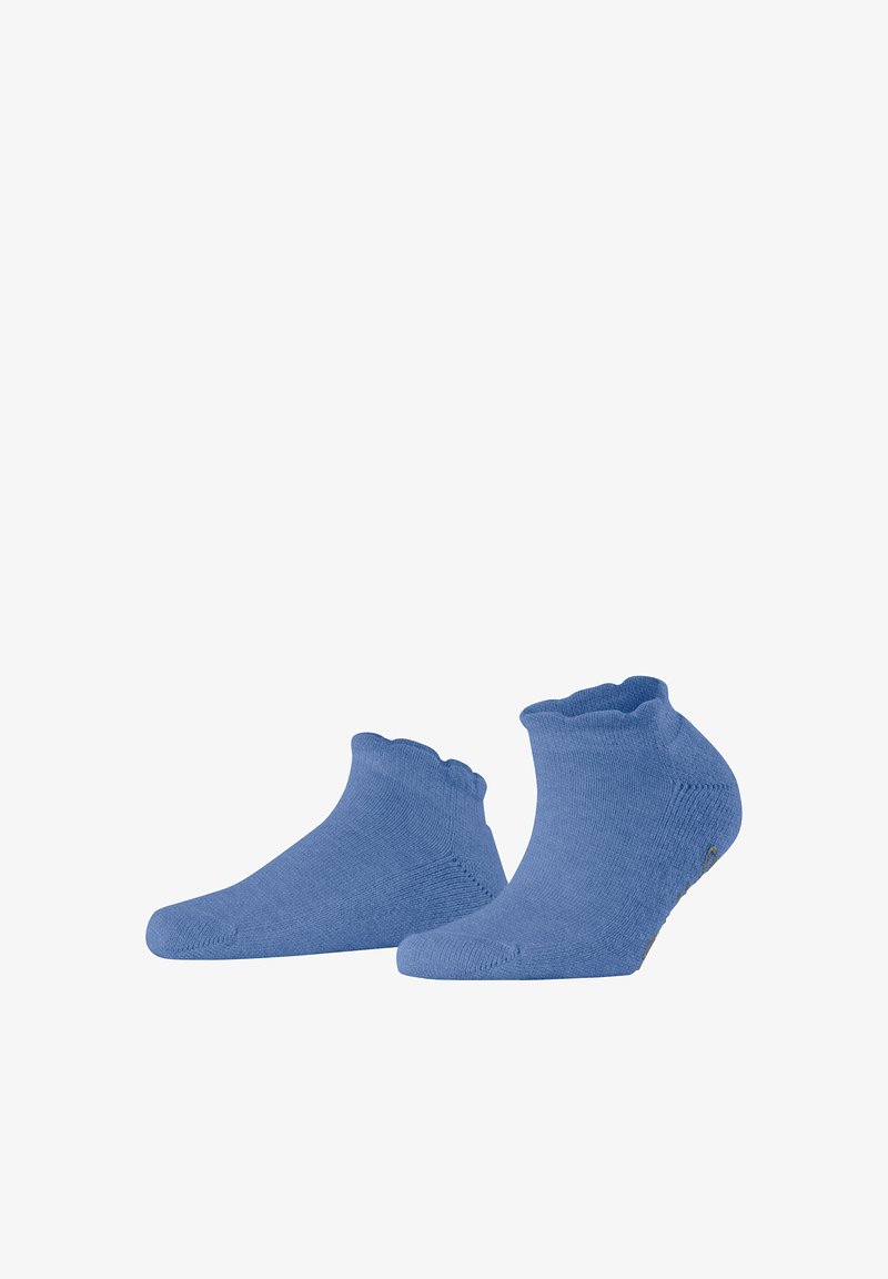 Chaussettes de cheville bleues avec un bord supérieur festonné, fabriquées en coton doux, présentant une texture lisse et des zones de orteil et de talon renforcées.