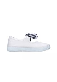 Scarpa di tela bianca con punta arrotondata, caratterizzata da un fiocco a strisce navy nella parte anteriore e suola trasparente e texturizzata.