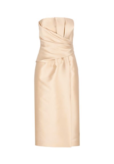 Abito beige senza spalline con corsetto aderente, dettagli drappeggiati e silhouette dritta. Realizzato in tessuto liscio simile alla seta.