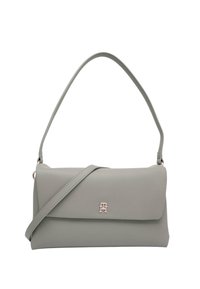 Borsa a mano in pelle grigia con patta pieghevole, tracolla regolabile e dettaglio logo in metallo sul davanti. Texture liscia, forma rettangolare moderna.