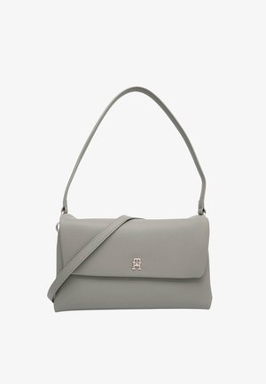 Borsa a mano in pelle grigia con patta pieghevole, tracolla regolabile e dettaglio logo in metallo sul davanti. Texture liscia, forma rettangolare moderna.