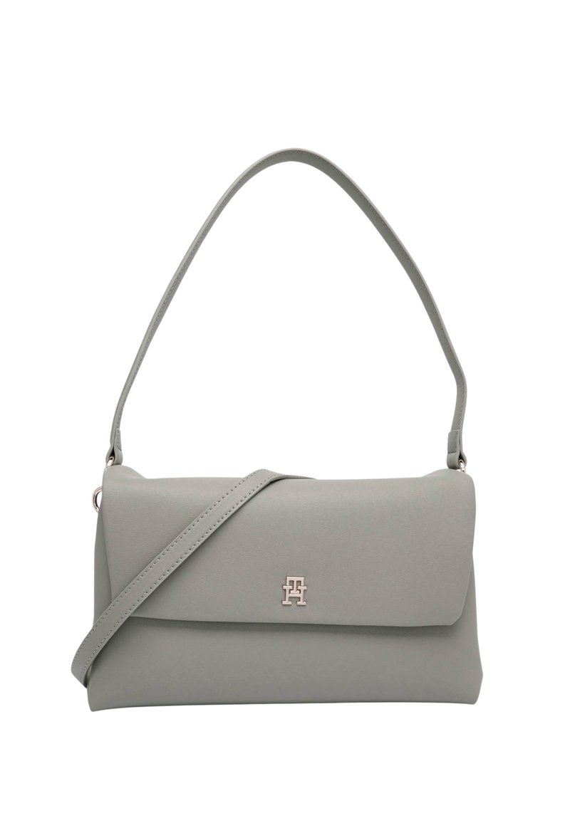 Borsa a mano in pelle grigia con patta pieghevole, tracolla regolabile e dettaglio logo in metallo sul davanti. Texture liscia, forma rettangolare moderna.