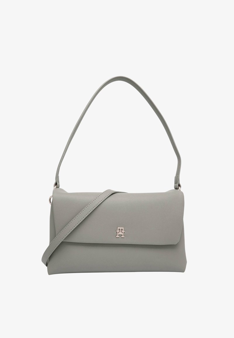 Borsa a mano in pelle grigia con patta pieghevole, tracolla regolabile e dettaglio logo in metallo sul davanti. Texture liscia, forma rettangolare moderna.