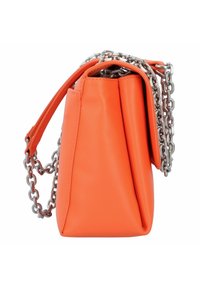 Borsa a tracolla in faux leather arancione con forma strutturata, dotata di una tracolla in catena argentata e design a pattina. Texture liscia e stile minimalista.