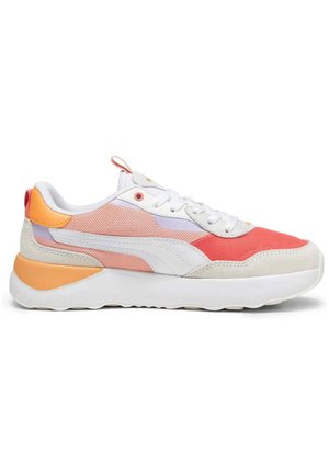 Zapatillas deportivas con parte superior de malla en color coral y acentos en durazno, cordones blancos y suela de goma con un tacón ligeramente elevado.