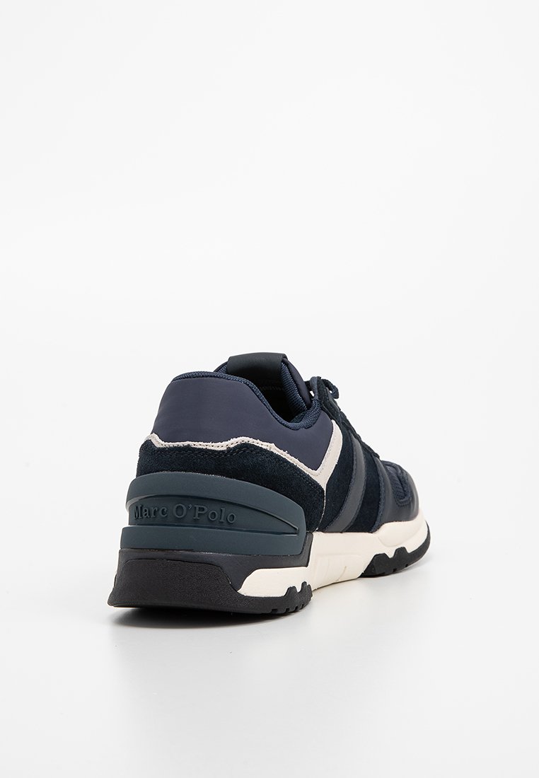 Ciemnoniebieskie sneakersy z połączenia zamszu i siateczki, z gumową podeszwą i wyraźnym logo "Marc O'Polo" na pięcie.