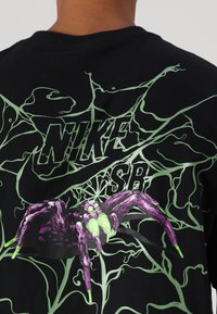 Nike SB TEE SPIDER - Apdrukāts T-krekls - black