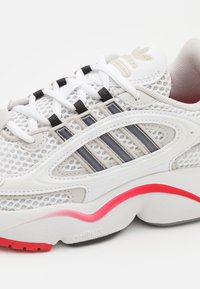 adidas Originals OZMILLEN UNISEX - Sportbačiai - footwear white/grey one/core black