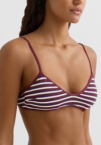 Striped bralette i burgunder, blå og hvid; tekstureret stof; tynde stropper; trekantsform; sømløst design; ingen hardware eller pynt.