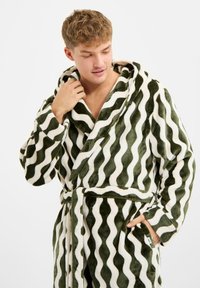 Grøn og hvidstribet badekåbe lavet af blødt, luksuriøst materiale, med sjalkrave, bindebånd i taljen og sidelommer med et struktureret mønster.