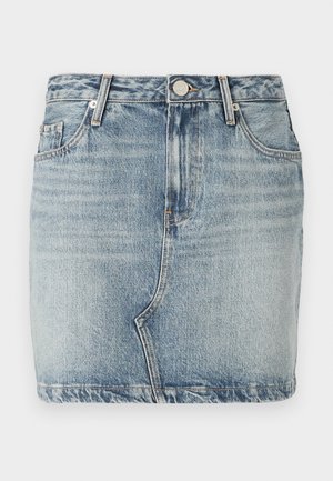 Mini saia de denim azul claro com um formato justo, cinco bolsos, passantes para cinto e um fecho de botão e zíper. Detalhes desgastados perto da barra.