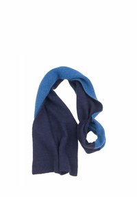 Blå og marineblå strikket tørklæde løst snoet på en hvid baggrund med et blødt, tekstureret stof.