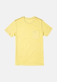 Camiseta amarilla de manga corta hecha de una tela suave. Cuenta con un bolsillo en el pecho con el logo de RVCA y dos rayas horizontales en las costuras de los hombros.