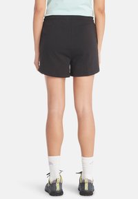 Černé sportovní šortky s elastickým pasem, vyrobené z měkké tkaniny. Design má jednoduchou, nezdobenou siluetu.